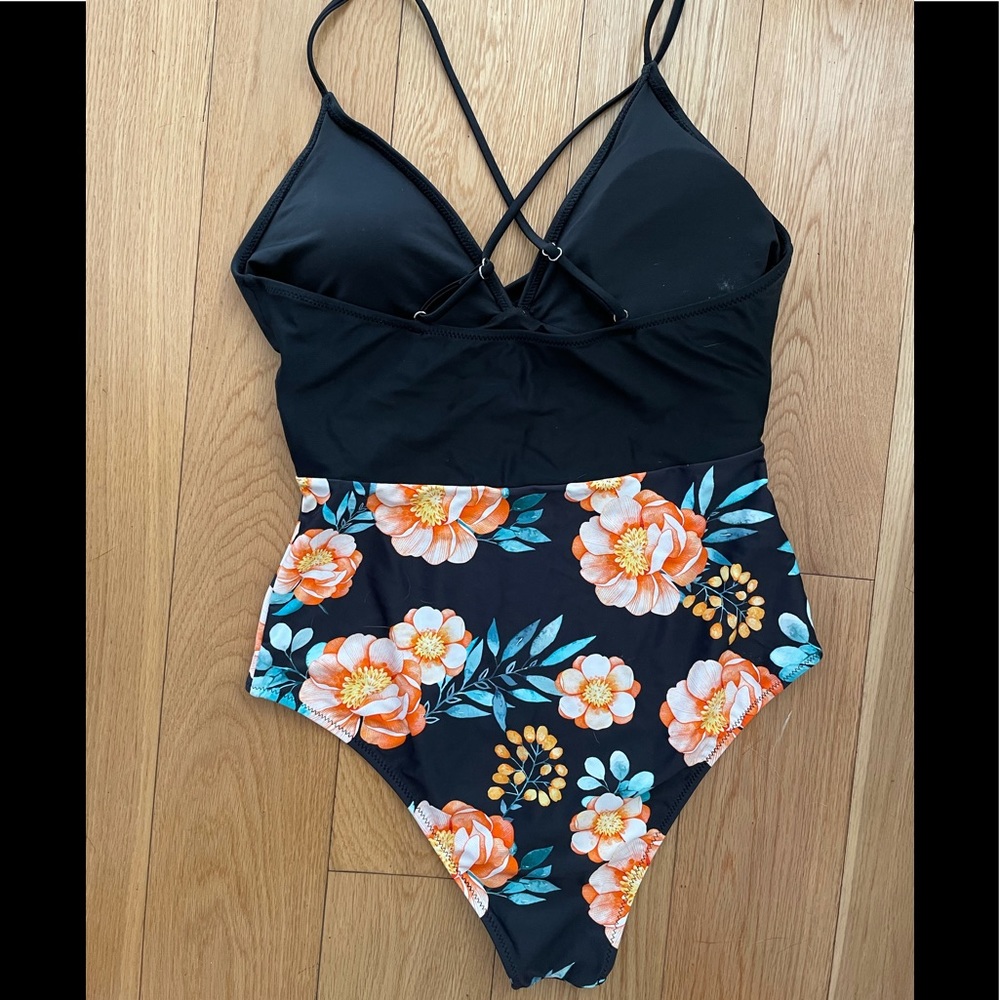 Cupshe One Piece - Picture 2 of 4